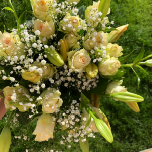 A soft and romantic bouquet with cream roses